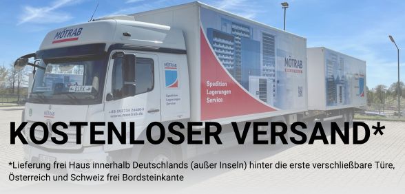 Vordergrund mit Schriftzug: „KOSTENLOSER VERSAND*“. Im Hintergrund ein LKW von „Mötrab“ welcher auf einem Parkplatz steht. Der Himmel ist blau. Vordergrund mit Schriftzug: „KOSTENLOSER VERSAND*“. Im Hintergrund ein LKW von „Mötrab“ welcher auf einem Parkplatz steht. Der Himmel ist blau.