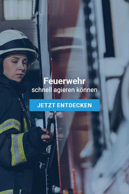 Vordergrund mit Schriftzug: „Feuerwehr schnell agieren können“ dazu der Button: „Jetzt entdecken“. Im Hintergrund eine Feuerwehrfrau, welche an einem Feuerwehrwagen steht. Vordergrund mit Schriftzug: „Feuerwehr schnell agieren können“ dazu der Button: „Jetzt entdecken“. Im Hintergrund eine Feuerwehrfrau, welche an einem Feuerwehrwagen steht.
