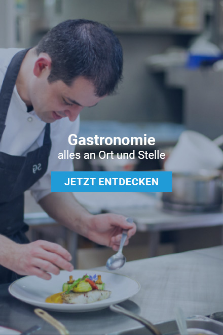 Vordergrund mit Schriftzug: „Gastronomie alles an Ort und Stelle“ dazu der Button: „Jetzt entdecken“. Im Hintergrund ein Koch in einer Küche, welcher ein Gericht vorbereitet. Vor Ihm ein mit Essen befüllter Teller. Vordergrund mit Schriftzug: „Gastronomie alles an Ort und Stelle“ dazu der Button: „Jetzt entdecken“. Im Hintergrund ein Koch in einer Küche, welcher ein Gericht vorbereitet. Vor Ihm ein mit Essen befüllter Teller.