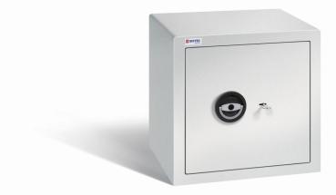 Preview: Möbeltresor SISTEC EM 2 DSS Preview: Geschlossener lichtgrauer Möbeltresor mit massivem Korpus und geschlossener Tür. Die Tür verfügt über ein Doppelbart-Sicherheitsschloss. Der Tresor steht vor einem weißen Hintergrund.